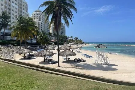 Hospitality Expert Zeppelin - Tour Pool Bar Beach Montego Bay